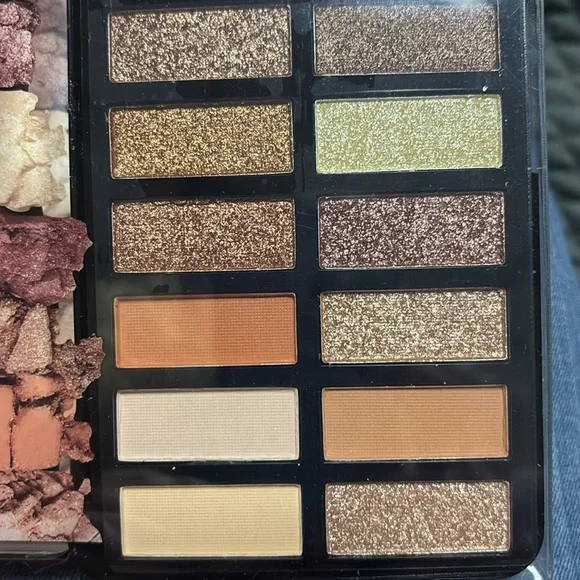 COPY - LA COLORS SOCIALITE EYESHADOWS - Picture 2 of 3